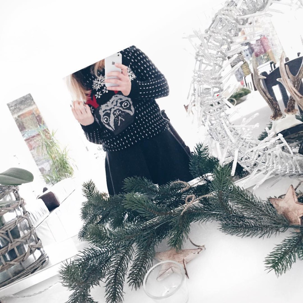 dieses wochenende ist nochmal family time angesagt ❤️ ich lieb's ❣ und ich bin so in weihnachtsstimmung und froh, dass ich meinen weihnachtspulli noch einmal tragen kann bevor's am montag abgeht ✈️ #christmas #christmasmood #christmastime #christmassweater #sophiehearts