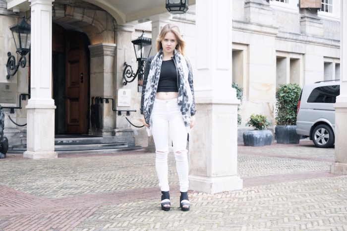 Fashion_Outfit_White_Black_RippedJeans_Aboutyoude_Trend_Sophiehearts1