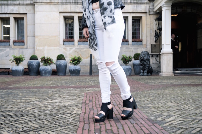 Fashion_Outfit_White_Black_RippedJeans_Aboutyoude_Trend_Sophiehearts5