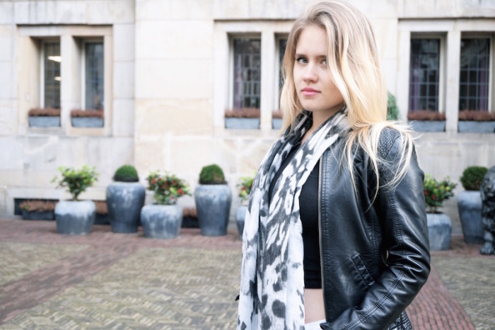 Fashion_Outfit_White_Black_RippedJeans_Aboutyoude_Trend_Sophiehearts7