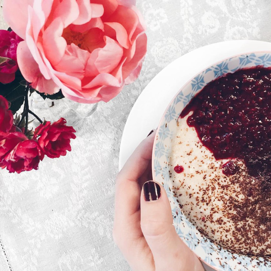 today's breakie der leckere dinkelgriesbrei mit schokoraspel und beeren aus dem @ourcleanjourney #cleaneatingstarter zurzeit mein absolutes lieblingsfrühstück ich freu mich total, dass es so schön schneit ❄️ bin ja auch ein winterkind ⛄️ ich lieb's ❣ wie sieht's bei euch aus freut ihr euch auch so über die weiße schneelandschaft da draußen ? #breakie #breakfast #breakfastclub #breakfastforchamps #cleaneating #eatclean #sophiehearts