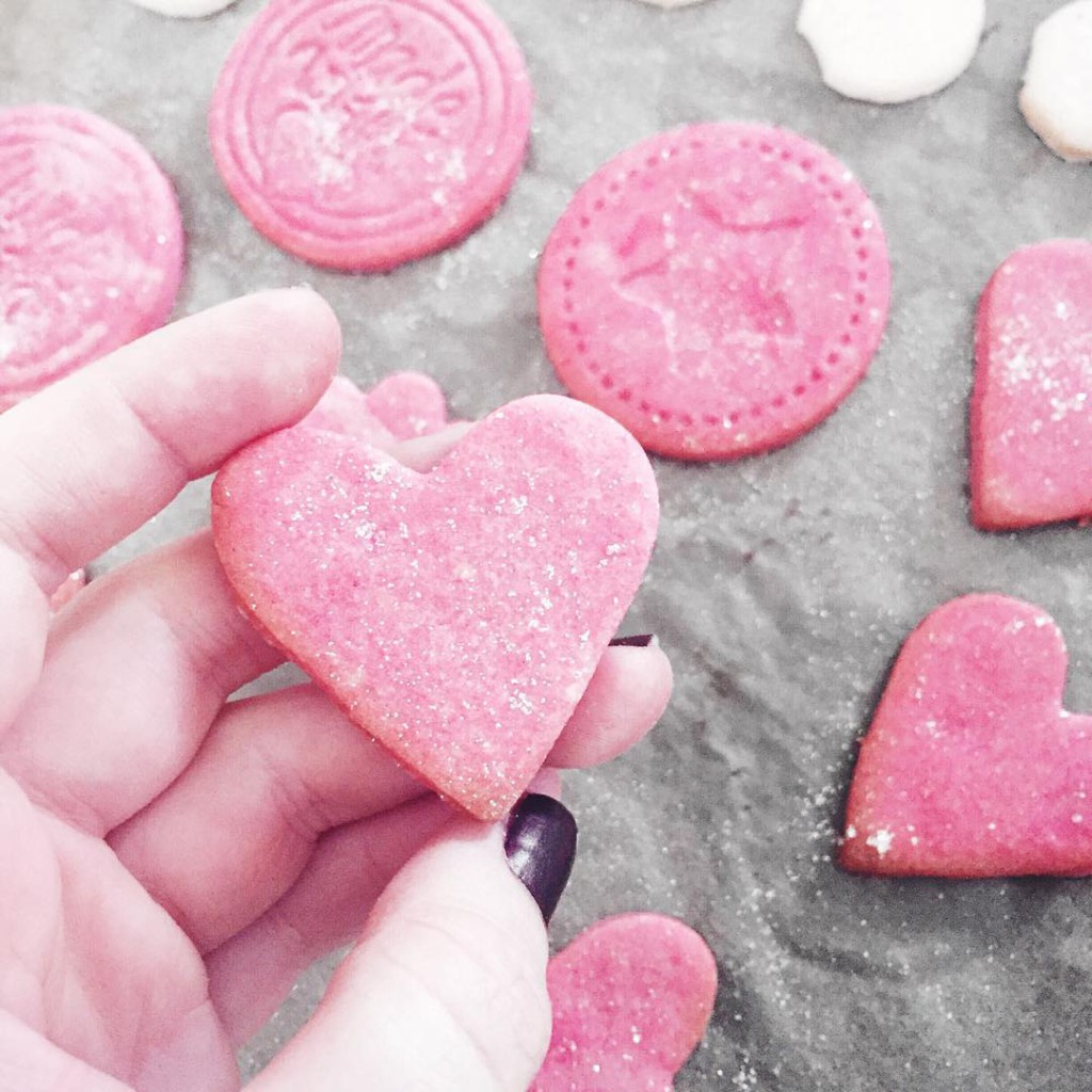 wer mir auf snapchat folgt (sophieheartscom) hat sicher schon gesehen, dass ich gebacken habe - und das ist dabei rausgekommen rosafarbene glitzer butterkekse I'm in love ❣ und schmecken tun sie auch #christmas #christmasmood #christmascookies #cookies #christmasbaking #sophiehearts