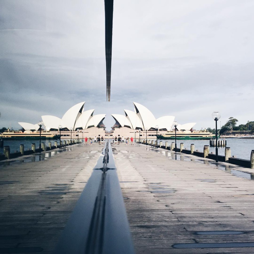 die idee für dieses pic ist vom mister geklaut @meanwhileinawesometown aber gemacht hab' ich's selbst der erste tag in sydney war so wunderschön heute fliegen wir nach cairns für unseren zwei wöchigen road trip die vorfreude ist groß ❣ ab geht's #goodnight #goodmorning #traveling #instapassport #sydney #sydneyfolk #sydneyblogger #beautiful #operahouse #austrianblogger #inspiration #germanblogger #morning #lblogger #picoftheday #lovedailydose #yourdailytreat #vscogood #reflection #sophiehearts