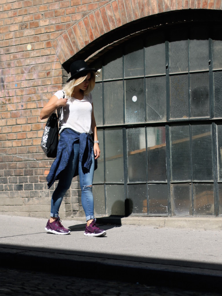 Fashion_Outfit_City_Hut_BlueJeans_AdidasTurbular_Sophiehearts1