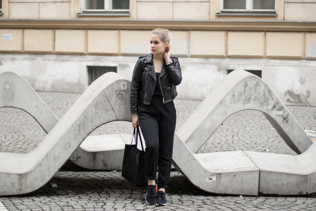 der-perfekte-jumpsuit-schwarz-hm-fashionblog-foodblog-wien-sophiehearts (4 von 17)