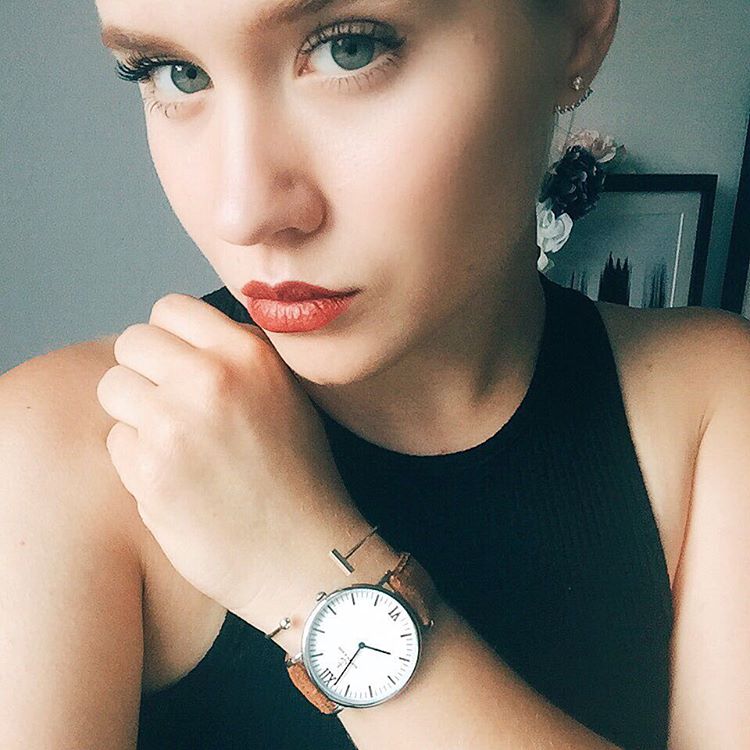 never without my @kaptenandson happy saturday meine lieben heute wird fußball geguckt wem drückt ihr die daumen? erratet ihr für wen ich bin ? #bekapten
