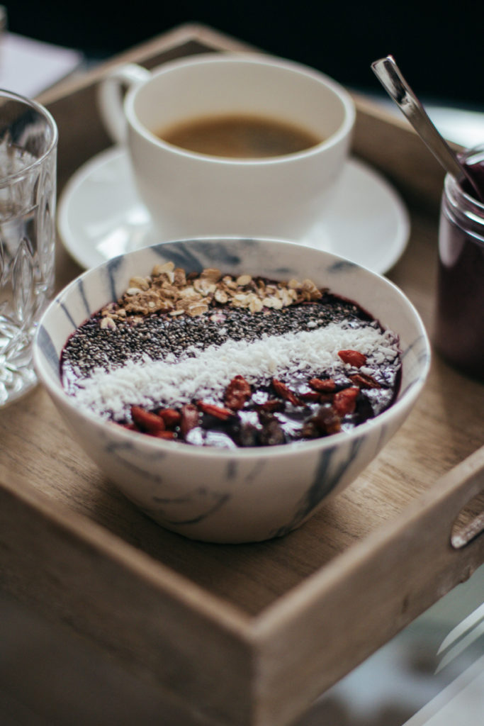 toppings-acai-bowl-breakfast-fruehstueck-foodblog-sophiehearts-wien-vienna-2-von-10