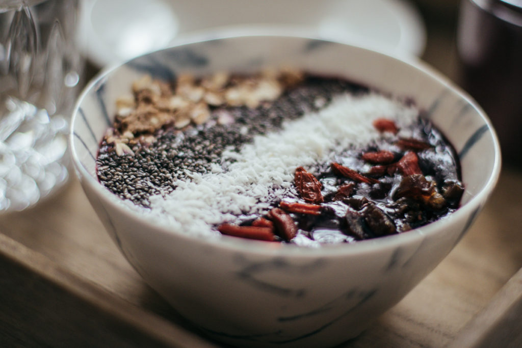 toppings-acai-bowl-breakfast-fruehstueck-foodblog-sophiehearts-wien-vienna-3-von-10