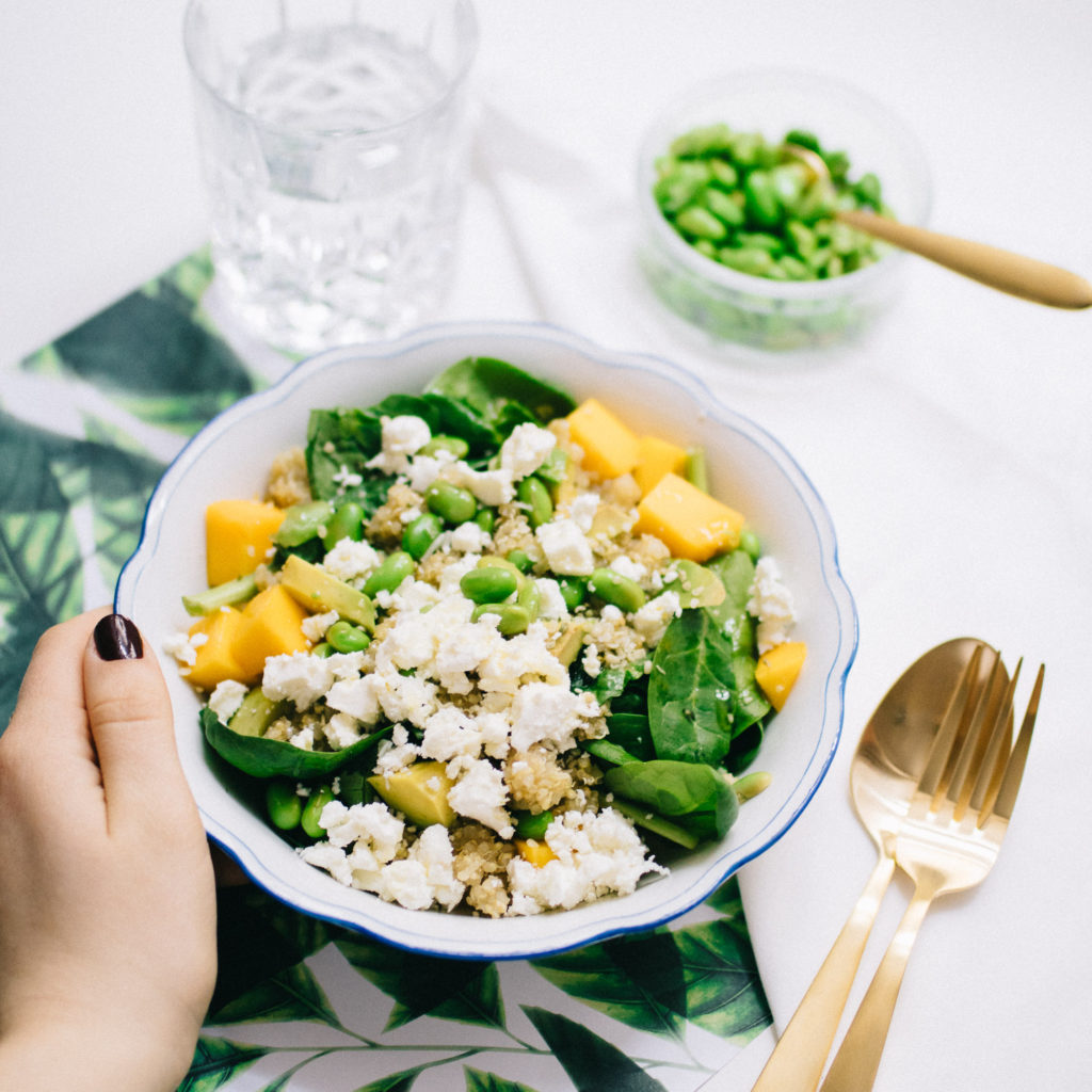 FRÜHLINGSHAFTER EDAMAME-QUINOA SALAT - www.sophiehearts.com