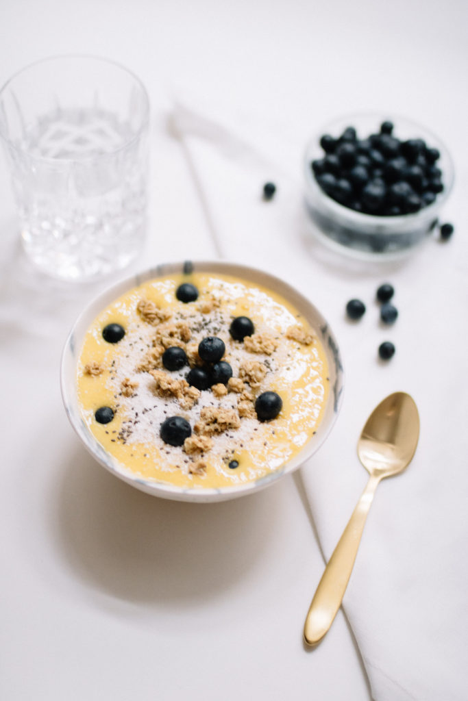 vegane mango smoothie bowl