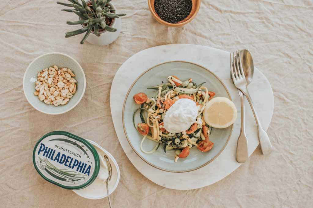 ZOODLES SALAT MIT PHILADELPHIA TOPPING